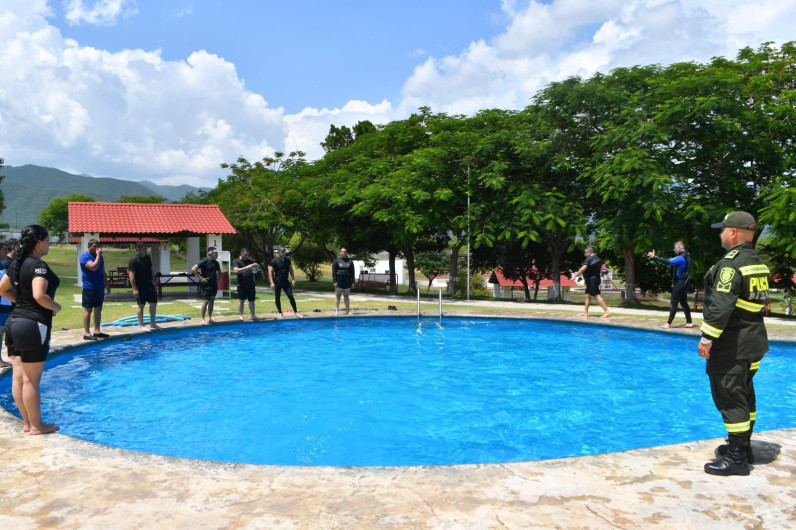 Guardia Estatal se capacita en rescate acuático y autosalvamento