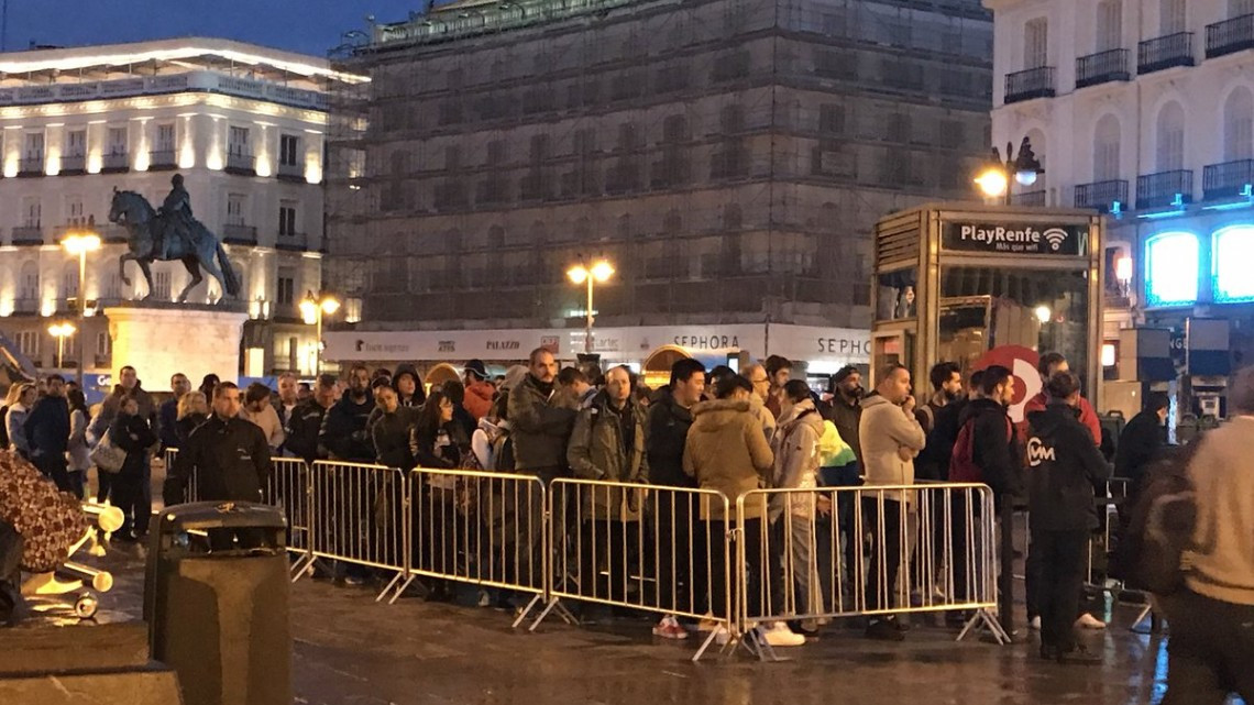 Largas filas por los primeros iPhone X