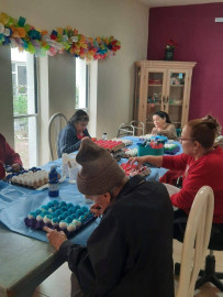 Invita DIF Nuevo Laredo a apoyar a los abuelitos del asilo Vida y Esperanza con la compra de cascarones de pascua