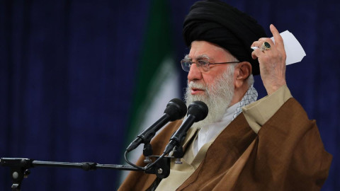 Líder de Irán amenaza a EU con ‘daños irreparables’ si interviene en conflicto