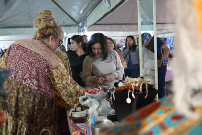 Bazar UNE apoya a cientos de expositores locales