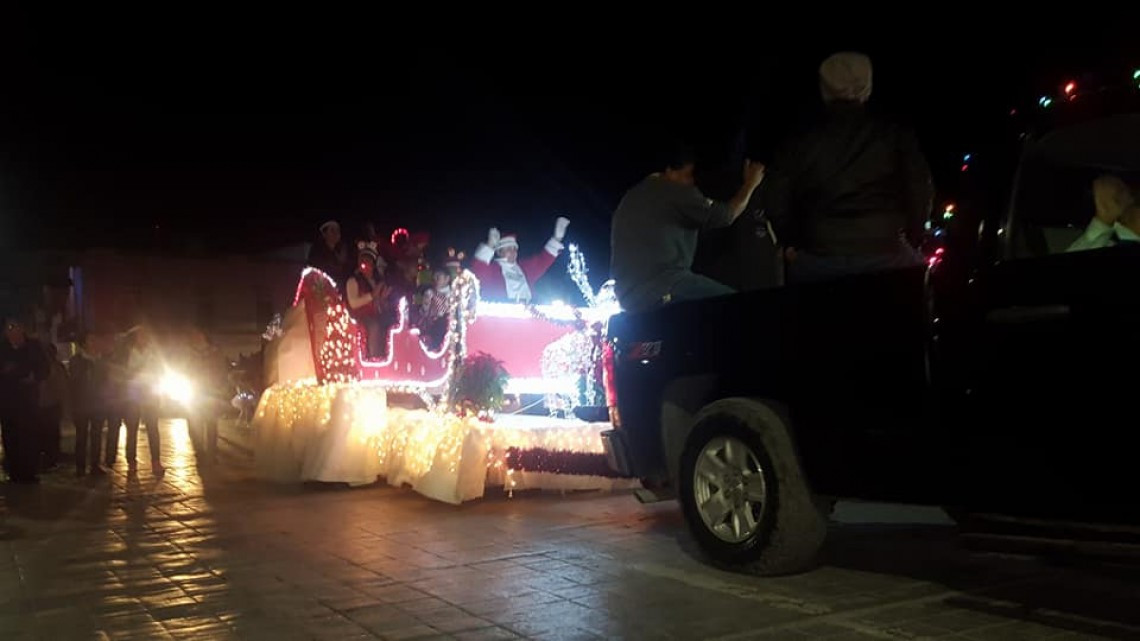 Disfrutan matamorenses de desfile y encendido de pino