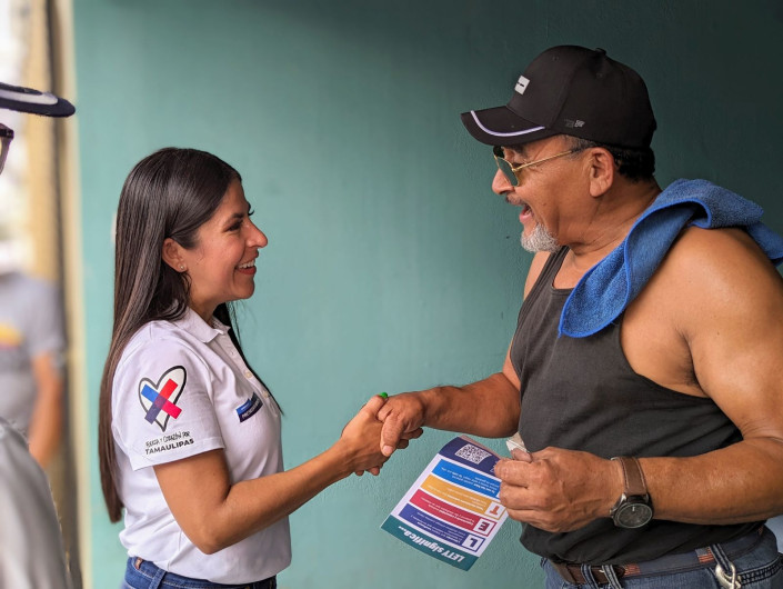 Familias de Villa las Torres reciben con alegría a Lety Salazar 