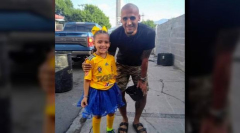 ‘Chaka’ Rodríguez sorprende a pequeña aficionada de Tigres
