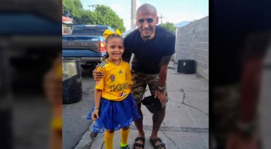 ‘Chaka’ Rodríguez sorprende a pequeña aficionada de Tigres