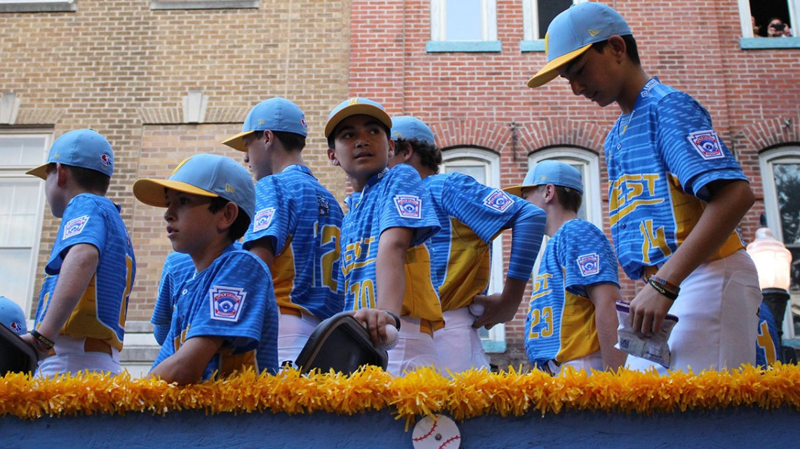 Equipos desfilan previo al arranque de la Serie Mundial LL