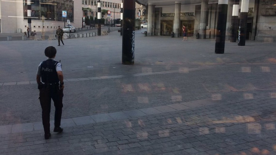 Alerta de bomba en Bruselas; abaten a sospechoso con explosivo 