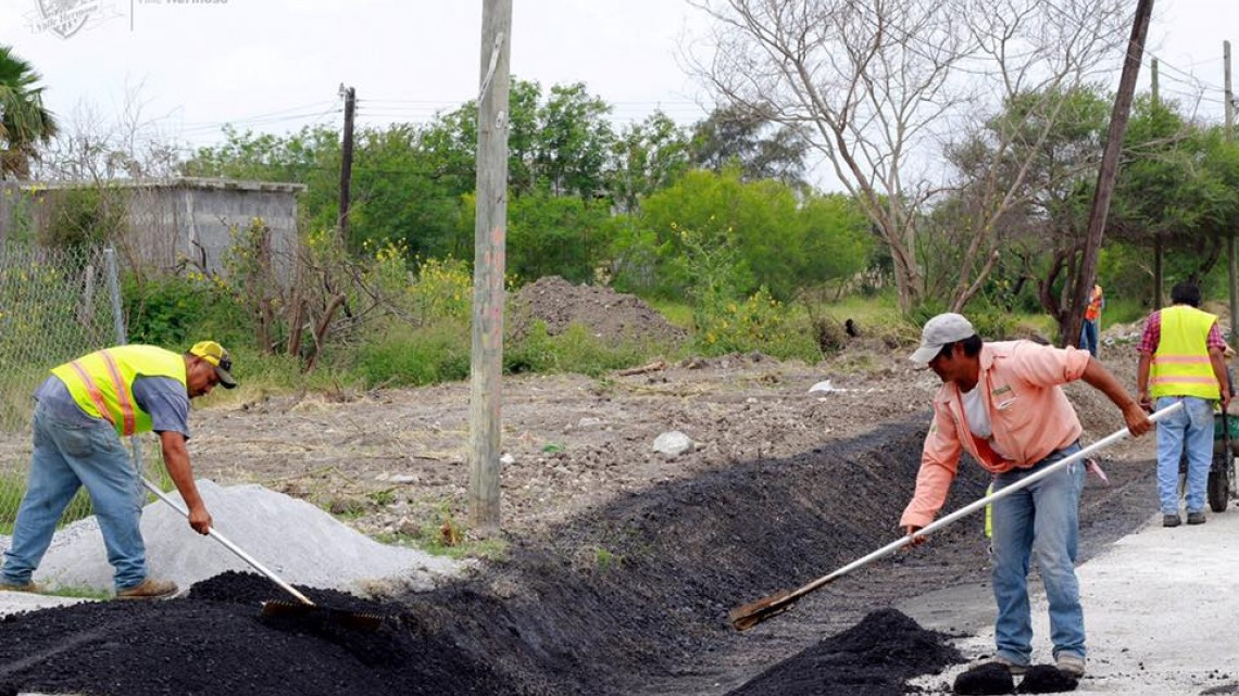 Construyen canaleta en frente del Cetis
