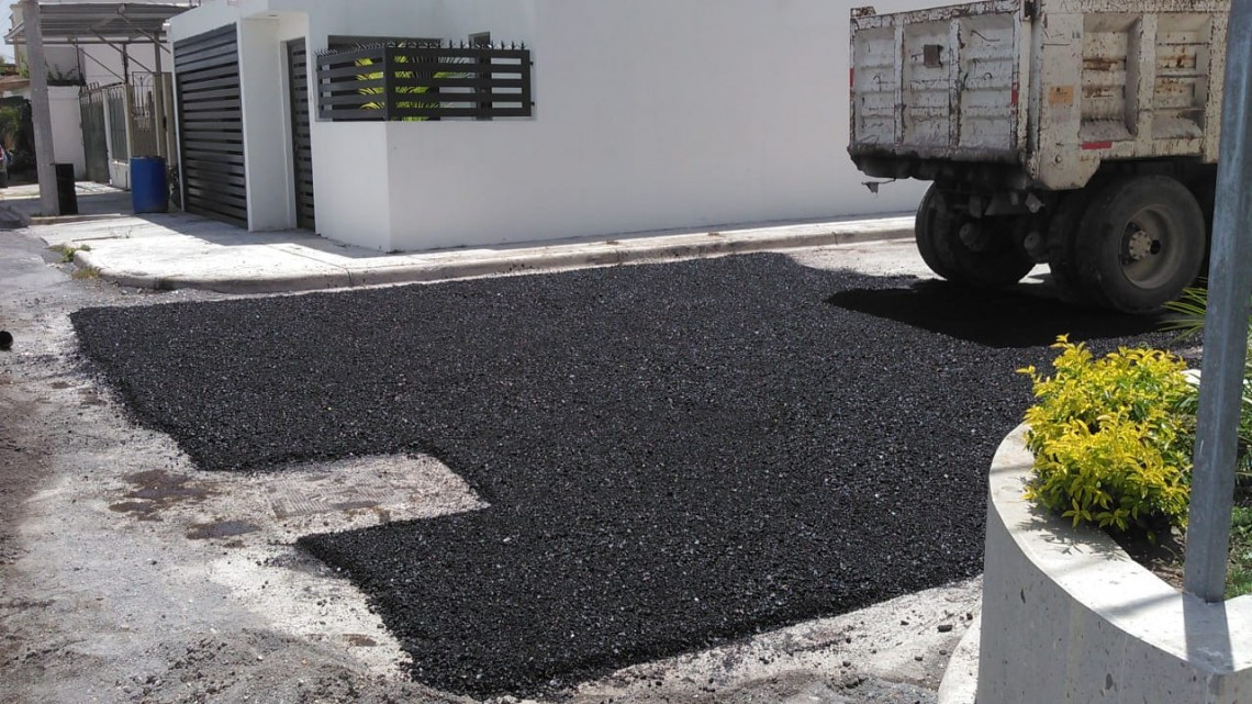 Reparan cuadrillas municipales asfalto en Fuentes Lomas