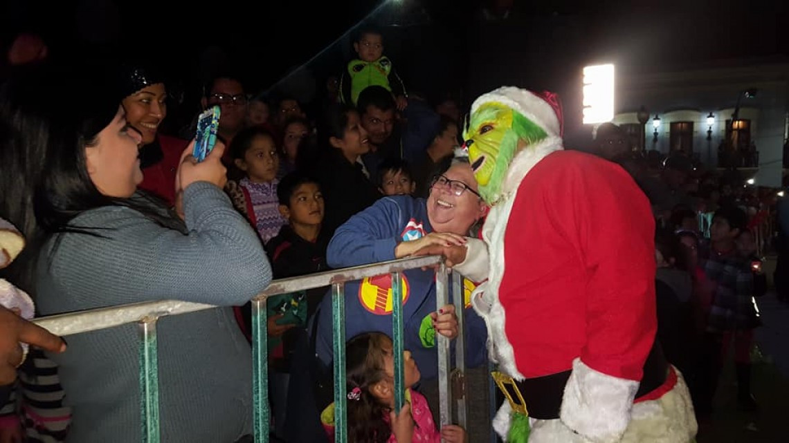 Disfrutan matamorenses de desfile y encendido de pino