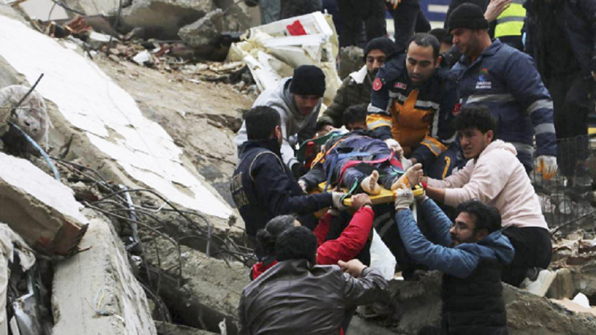 Más de mil 700 muertos por sismo de magnitud 7.8 en Turquía y Siria