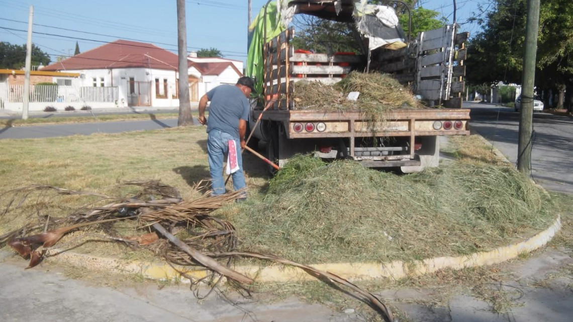 Limpian cuadrillas calles y sitios públicos 