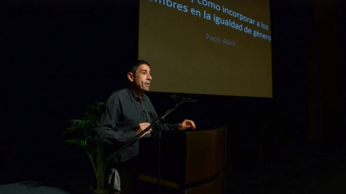 Realizan conferencia sobre hombres en la igualdad de género