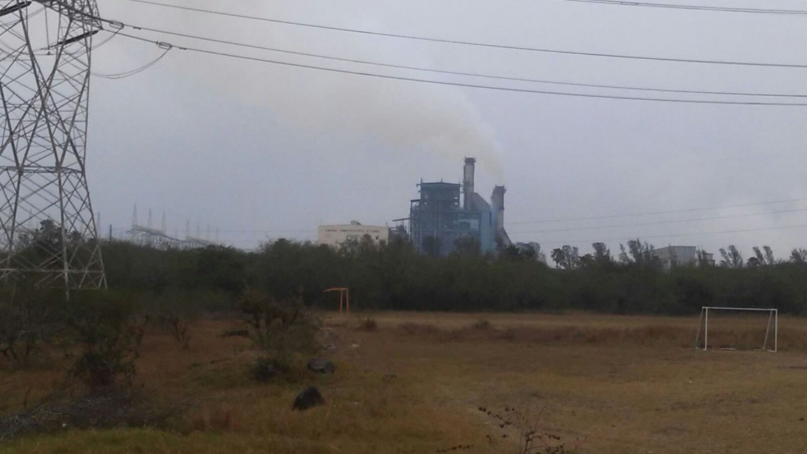 Bloquean acceso a la termoeléctrica de la CFE por presunta contaminación