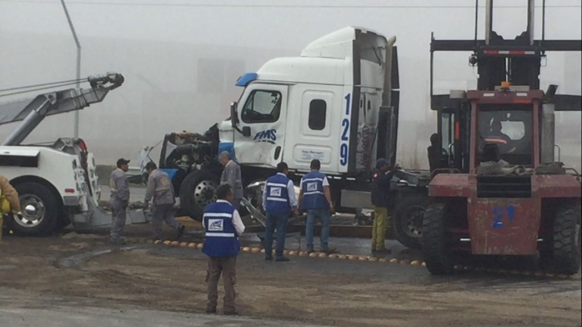 Intensa neblina genera el choque de dos trailers enAltamira