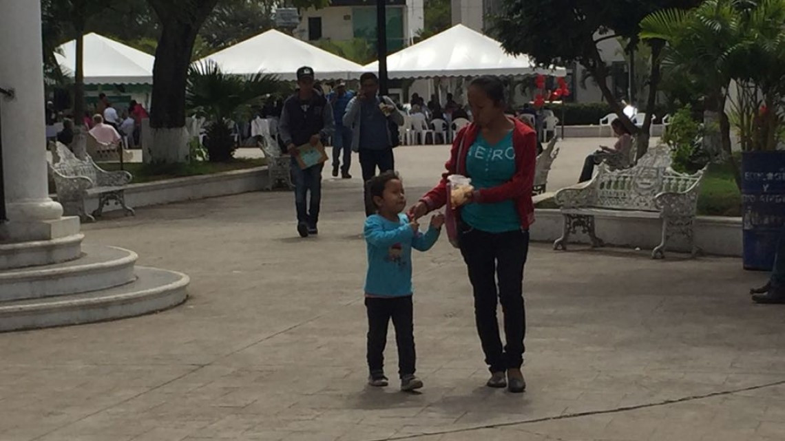 Celebran el día del amor y la amistad con abrazos y besos