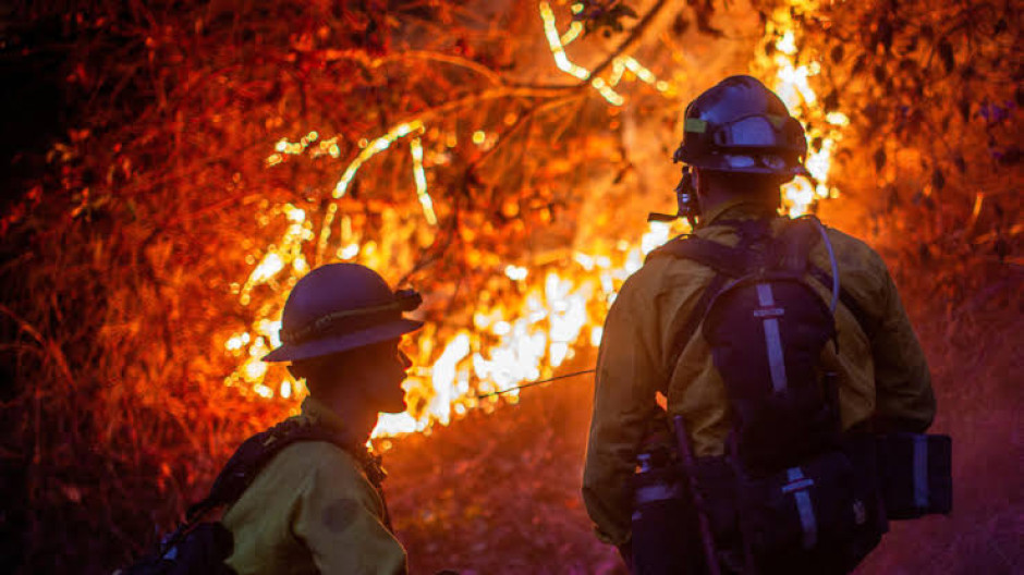 Suman 25 muertos por incendios en Los Ángeles; detienen a tres sospechosos
