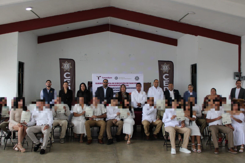 Formalizan su unión 13 parejas en el CEDES de Matamoros