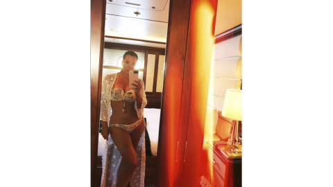 Kris Jenner luce sus curvas en bikini a sus 61 años