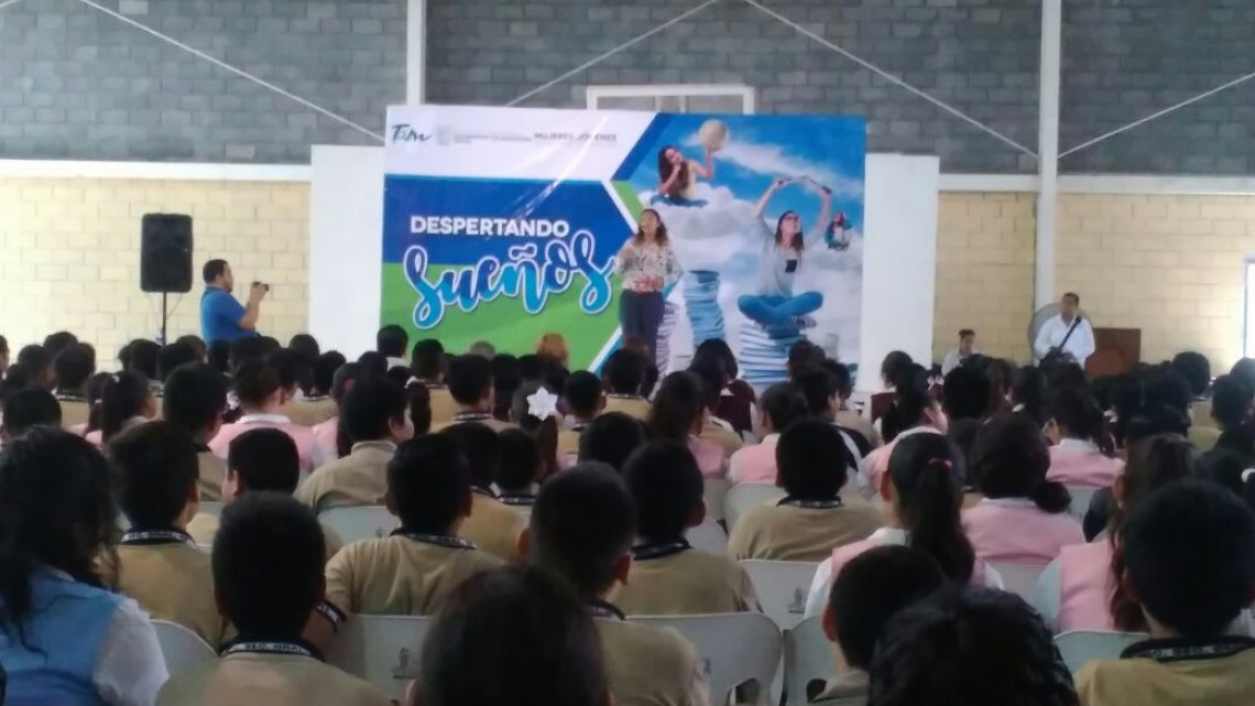 Esgrimista olímpica motiva a estudiantes en Reynosa