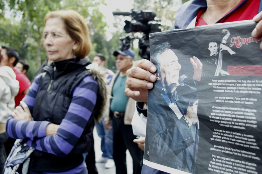 Dio inicio el karaoke en homenaje al “Príncipe de la canción” 