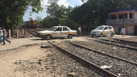 Ferrocarrileros piden respetar cruces de tren