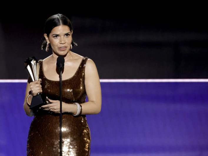 America Ferrera recibe el premio  SeeHer en los Critics 2024