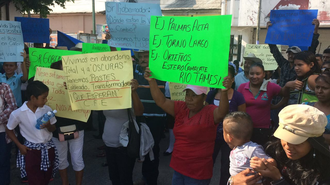 Habitantes del Tamesí hacen plantón en CFE exigen servicio a luz