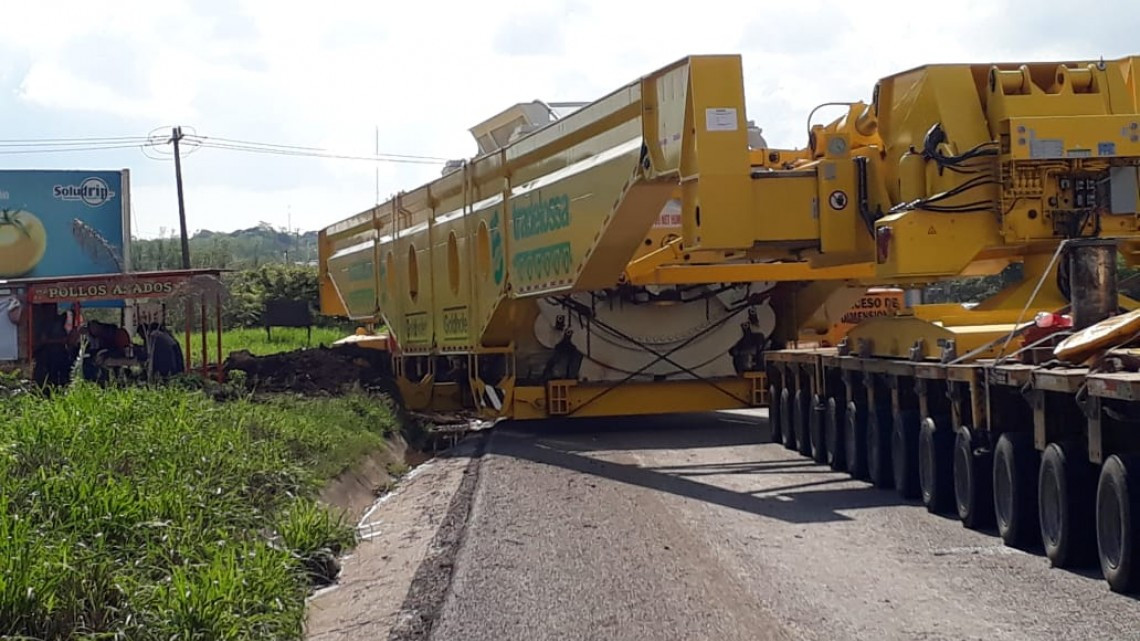 Bloqueada la carretera federal en Altamira por enorme maquinaria que descarriló