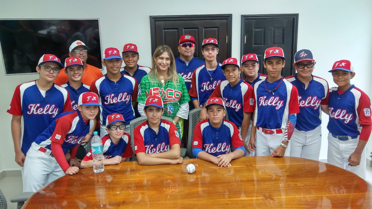 Visitan a alcaldesa jugadores de la Treviño Kelly 