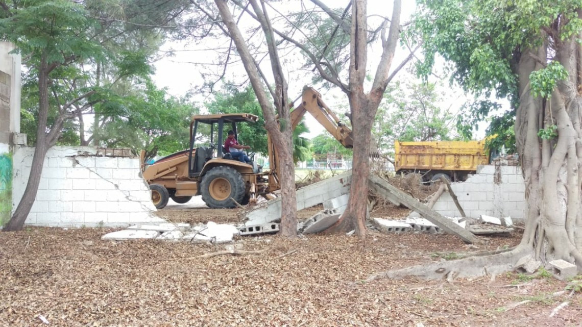 Cae barda de jardín de niños en Madero