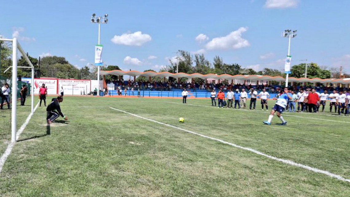 Juega Cabeza de Vaca fútbol en Aniversario de Xicotémcatl