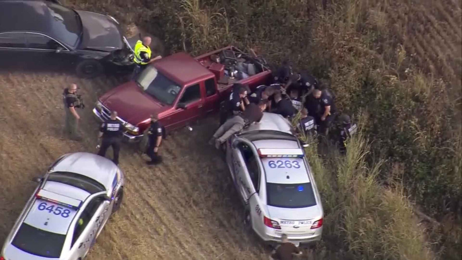 Golpean policías a delincuente tras larga persecución