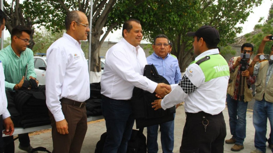 Entregan chalecos antibalas a tránsitos de Victoria