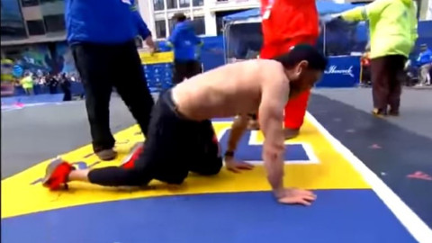 Un marine llega arrastrándose a la meta del maratón de Boston