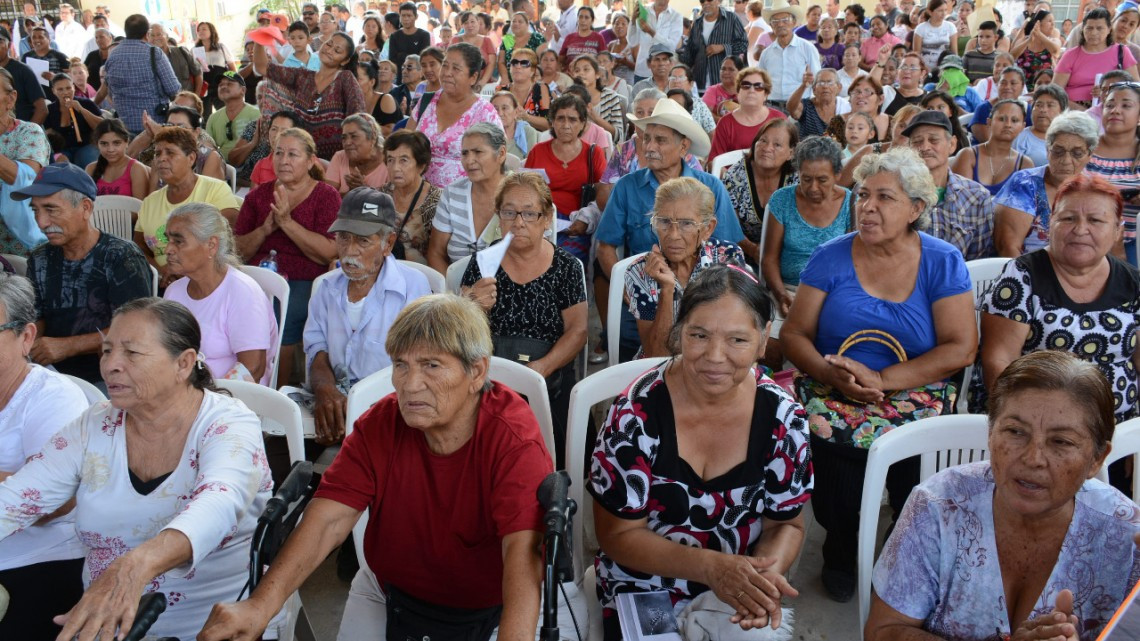 Escucha alcaldesa a habitantes de la Benito Juárez