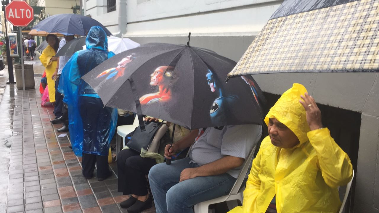 Telefonistas realizan mitin bajo la lluvia