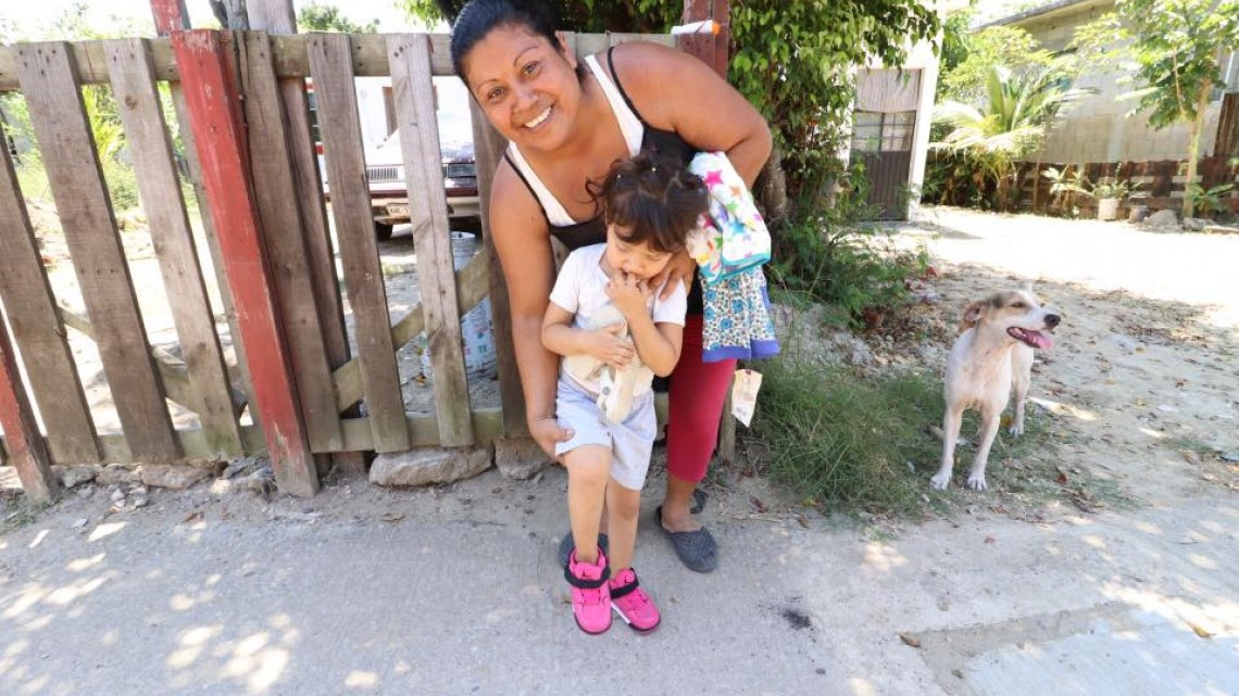 Benefician con ropa, calzado a familias de Tampico