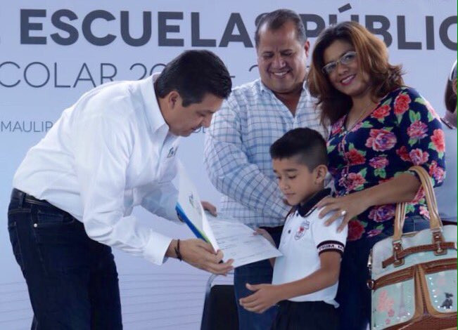 Entrega gobernador más de 96 mil becas en Tamaulipas