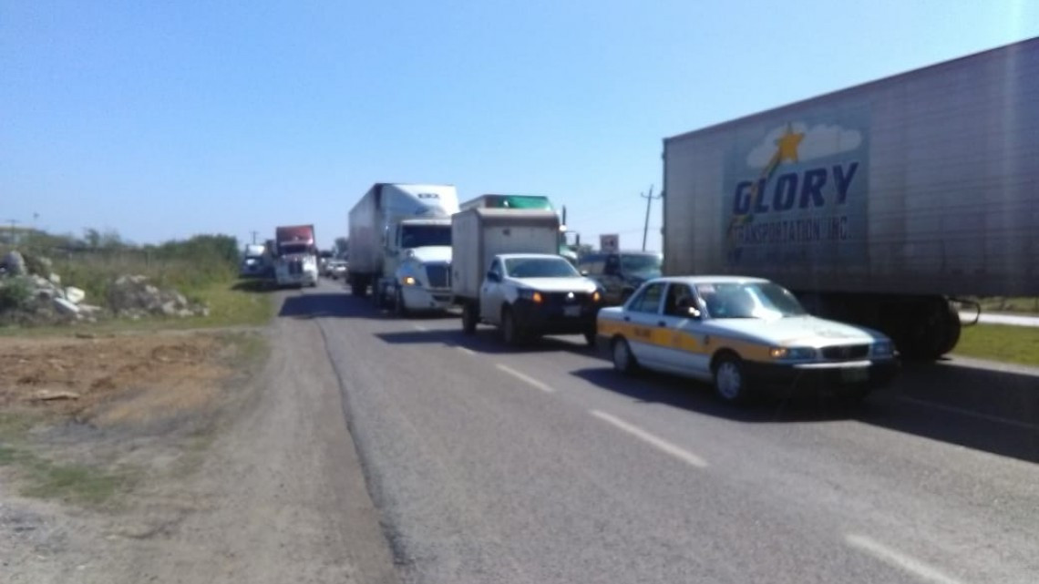 Cierran temporalmente carretera federal por fuga de hidrocarburo