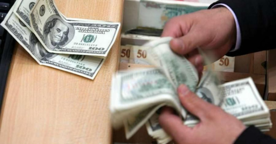 Dólar se vende en el AICM en 18.63 pesos