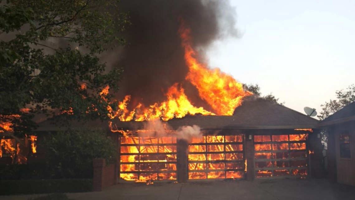 Evacuan a 20 mil civiles al norte de California por incendios 