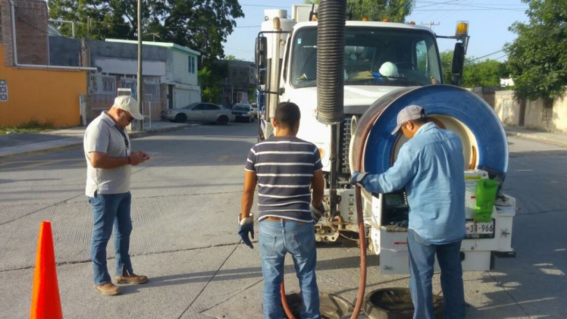 Comapa trabaja con equipo vactor
