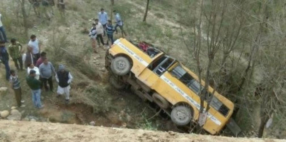 Fallecen al menos 14 personas al caer autobús a barranco en Pakistán