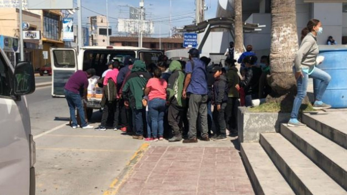 Cristianos atienden a migrantes que acampan en puente internacional