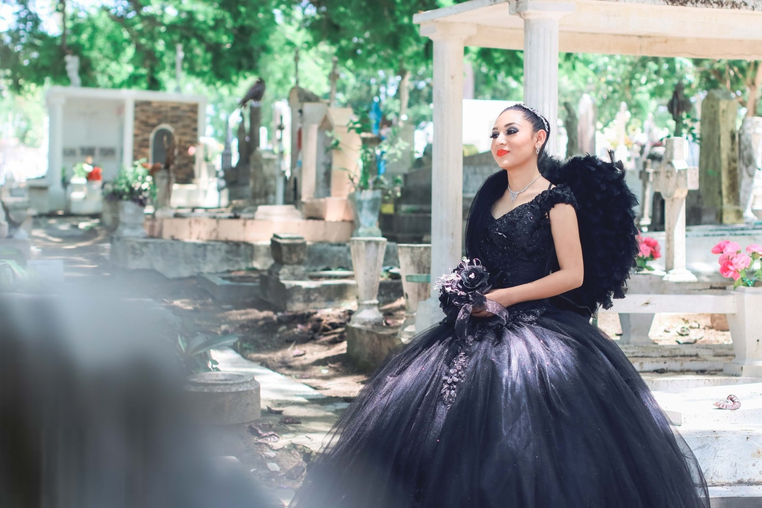 "Quinceañera Dark" hace sesión de fotos en panteón de Tampico