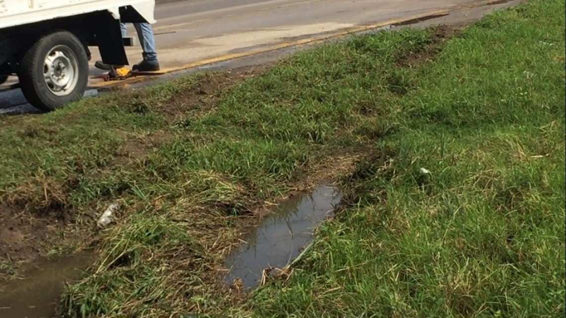Daños materiales, deja volcadura de tractocamión cerca del puerto de Altamira