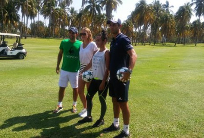 Cabal y Farah se relajan en Acapulco jugando al 'Footgolf'