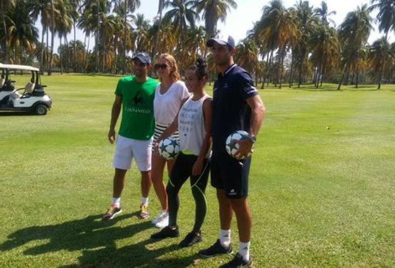 Cabal y Farah se relajan en Acapulco jugando al 'Footgolf'