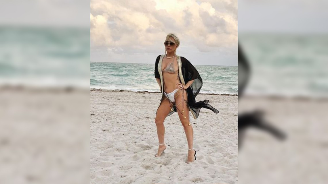 Lady Gaga presume su figura en diminuto bikini